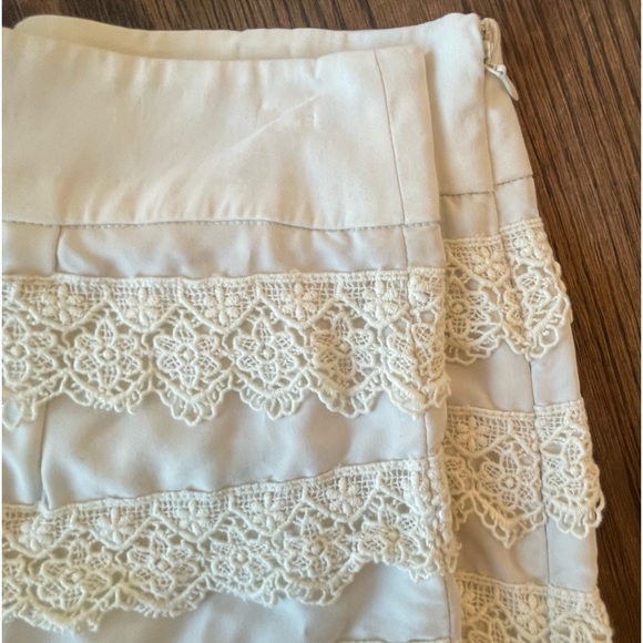 Cream/Off-White Lace ruffle shorts - Picture 2 of 3